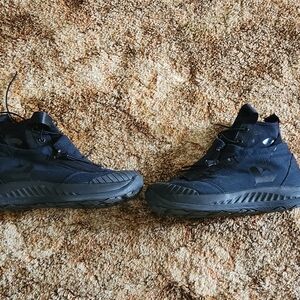 Converse Utility Explore High Waterproof Boot  Sneaker size 10.5 Like new